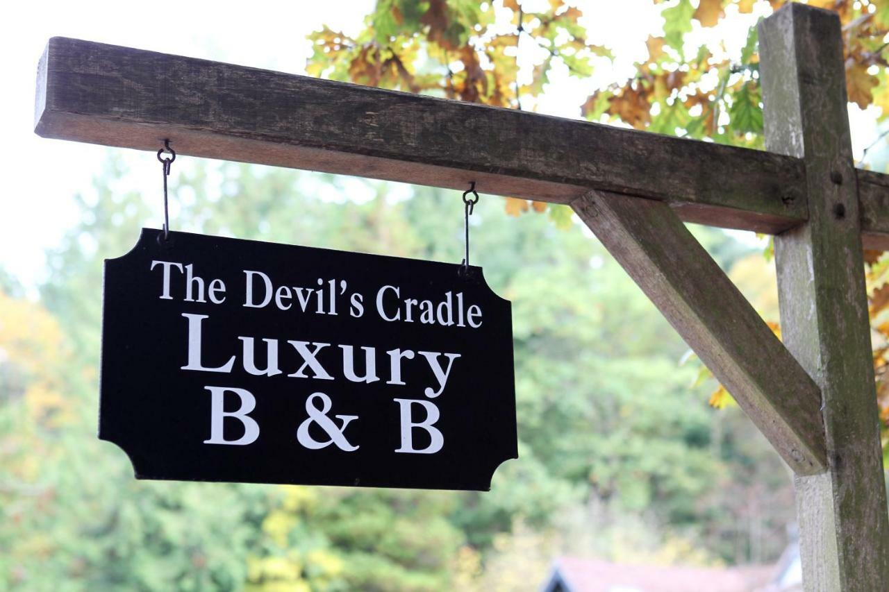The Devils Cradle Hotel Farnham  Bagian luar foto